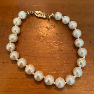 Avon Faux Pearl Beaded Bracelet Womens Hook Clasp Cream White 7.5”
